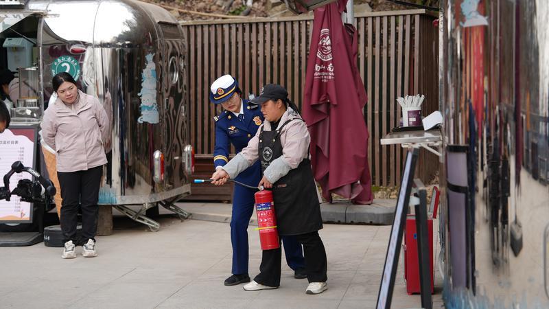 以“演练”提高防火能力 西安消防宣传小分队走进南五台景区